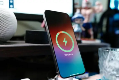 双鸭山苹果15换屏服务分享用什么充电器给iPhone15充电更好 